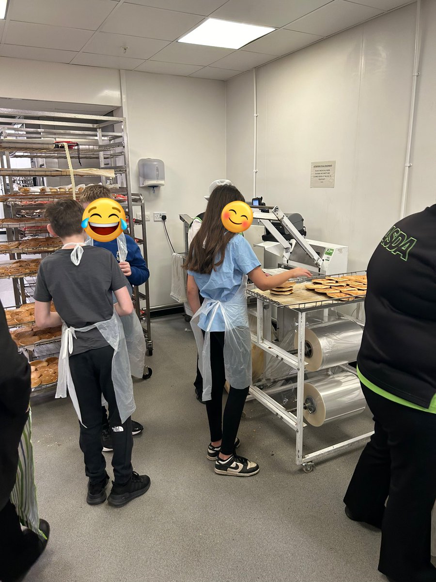 NLVirtualSchool's tweet image. What an amazing morning spent at @asda in Coatbridge. The children in our Future Me group got to learn skills needed to work in various parts of the supermarket. Ann the community colleague showed them how it all works! They even got to make their own pizza 🍕
 #FutureMe #DYW