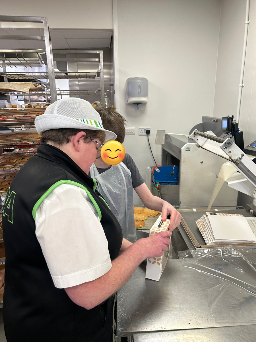 NLVirtualSchool's tweet image. What an amazing morning spent at @asda in Coatbridge. The children in our Future Me group got to learn skills needed to work in various parts of the supermarket. Ann the community colleague showed them how it all works! They even got to make their own pizza 🍕
 #FutureMe #DYW
