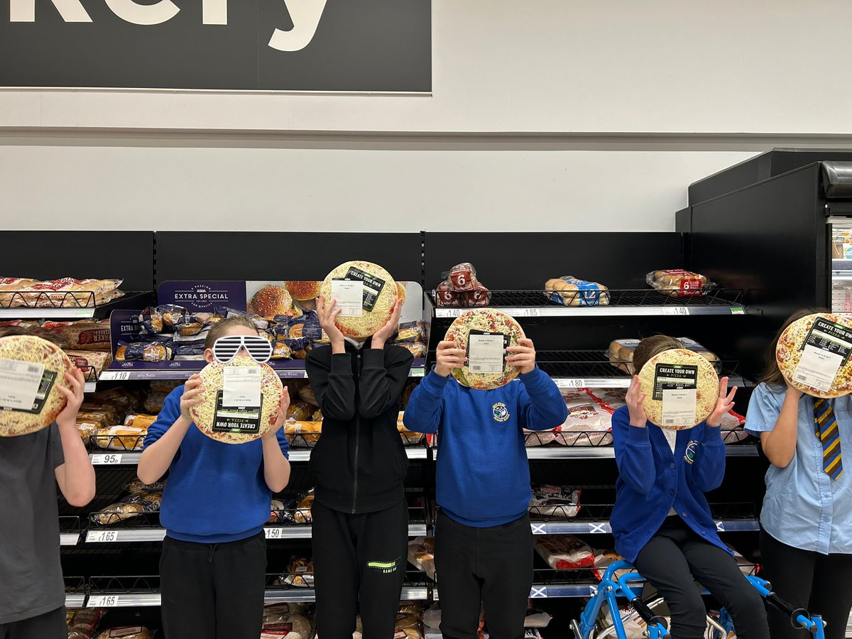 NLVirtualSchool's tweet image. What an amazing morning spent at @asda in Coatbridge. The children in our Future Me group got to learn skills needed to work in various parts of the supermarket. Ann the community colleague showed them how it all works! They even got to make their own pizza 🍕
 #FutureMe #DYW