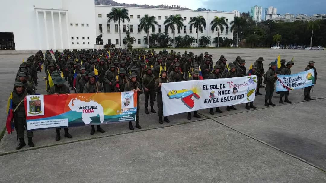 Hoy #24nov, 2062 Cadetes de  1er año, pertenecientes a la promoción 'Bicentenario de la Toma de Puerto Cabello' son los protagonistas de la marcha 'Camino de las Cinco Leguas'. 
Actividad que se realiza en honor al Libertador GJ Simón Bolívar. #VenezuelaToda5VecesSi