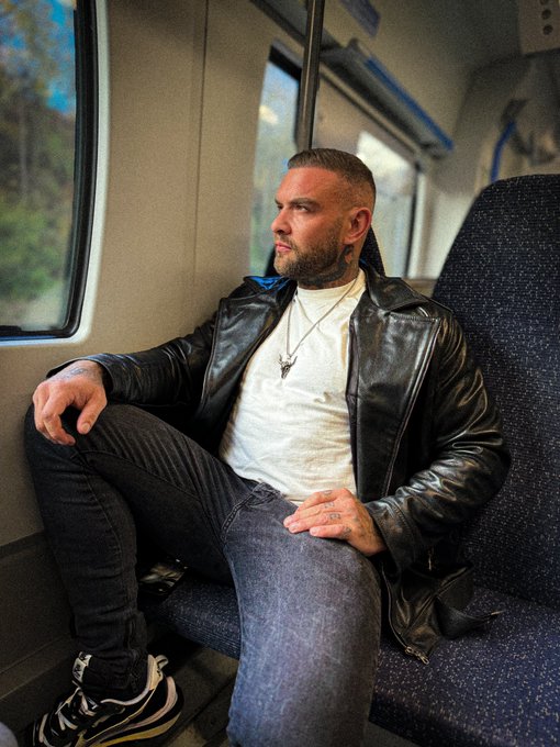 I do wear clothes sometimes 😉 do you like a hairy man in leather&hellip;? 😉😈 https://t.co/kXv28SeI3u