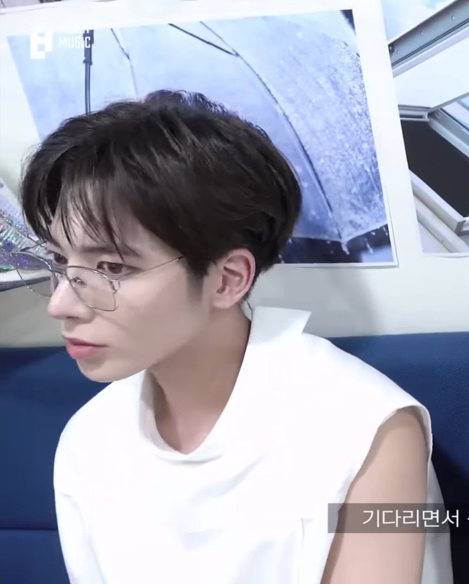 tyunnyangiez's tweet photo. i need taehyun to wear glasses more often https://t.co/9UAGqNkjqW