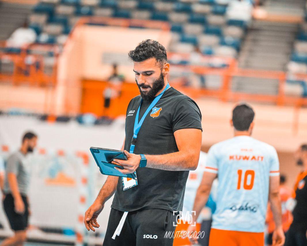 Good coaches 
tell you where is the fish 🐟 .
المدرب الجيد الذي يقول لك اين السمكة 🐟.

Great coaches 
teach you how to find them 🎣 .
المدرب العظيم الذين يعلمك كيف تعثر عليها 🎣.