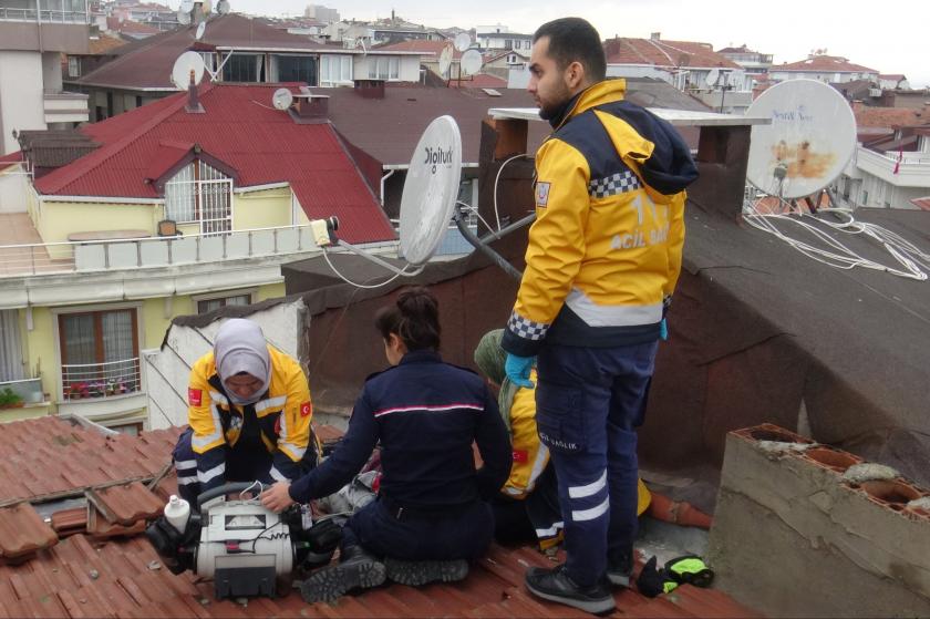 Hacı Bayram Kaymak.. 72 yaşında, çatı ustası.. İstanbul Avcılar'da tadilat yaptığı dört katlı apartmanın çatısında kalp krizi geçirerek hayatını kaybetti.. Cansız bedeni iki saat sonra fark edildi..