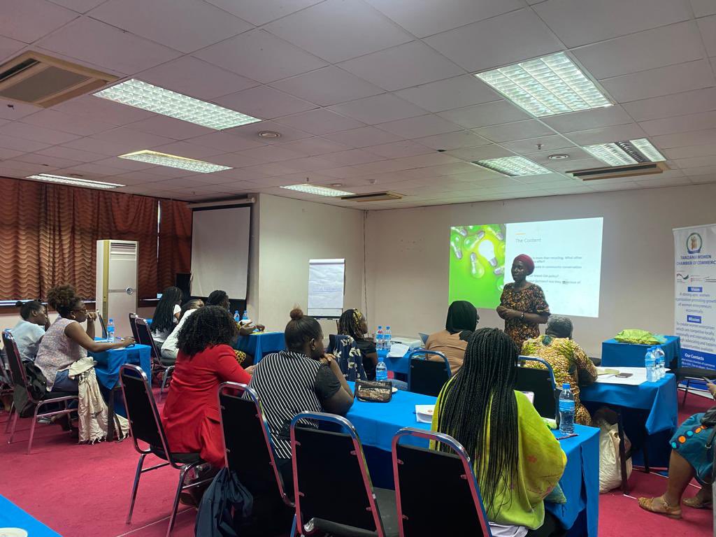 TanzaniaWomen's tweet photo. receiving individual guidance on their fashion innovation ideas. 

#CircularFashion  #SustainableFashion 

Supported by @giz_gmbh Business Scouts for Development Program (BSfD). @eacgiz @U_Mahadi @EddaOtieno @LydiaKoch_ @GermanyTanzania @hamza_mwajuma @E_kyissima https://t.co/5gJozJugPr