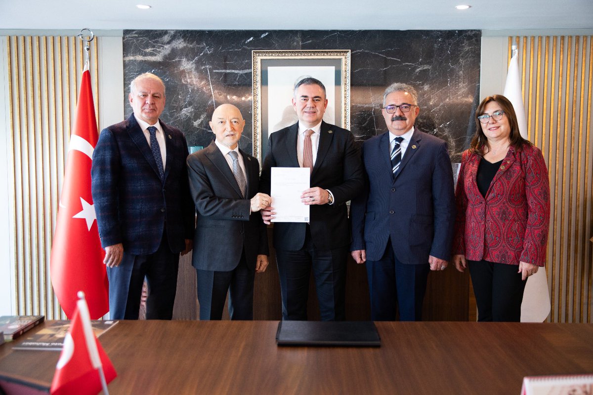 44. Dönem Olağan Büyük Kongremizin Kıymetli Delegelerinin teveccühü ile sonuçlanan seçimlerimiz sonrası mazbatalarımızı Divan Başkanımız Ecz. Şerif Boyacı, Divan Başkan Vekili Ecz. M. Salih Tangör, Yazman Ecz. Uğur Arısoy ve Yazman Ecz. Özgül Dündar Berk’ten teslim aldık.