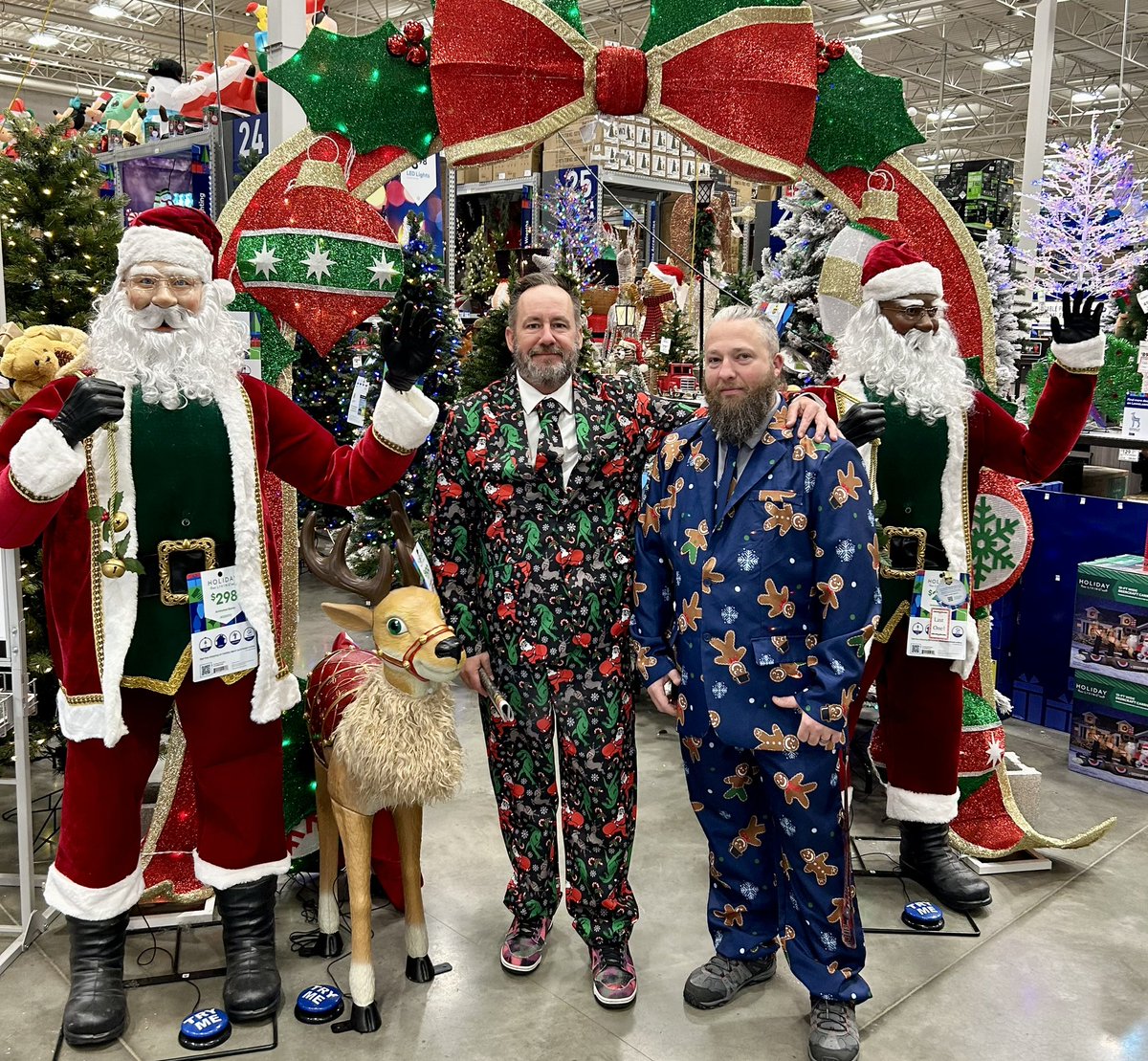 Having some fun on Black Friday!!! Severn Lowe’s 2594 #R1RocksBF . <a href="/BlueBoxR1/">@BlueBoxR1</a> <a href="/GallianoScott/">ScottGalliano</a> <a href="/BenitoKomadina/">Benito.Komadina@Lowes</a> <a href="/MYoungsonLowes/">Michael Youngson</a> <a href="/JMB_Burnett/">Jeffrey “JB“ Burnett</a>