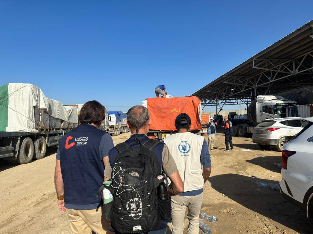 📍In #Gaza, near Rafah border.

<a href="/WFP/">World Food Programme</a>, <a href="/logcluster/">Logistics Cluster</a> &amp; partners are preparing for the influx of humanitarian aid agreed on during the pause.

From day one, <a href="/WFP/">World Food Programme</a> has been mobilizing &amp; delivering food for families daily &amp; continues to build logistics capacities to meet growing needs.
