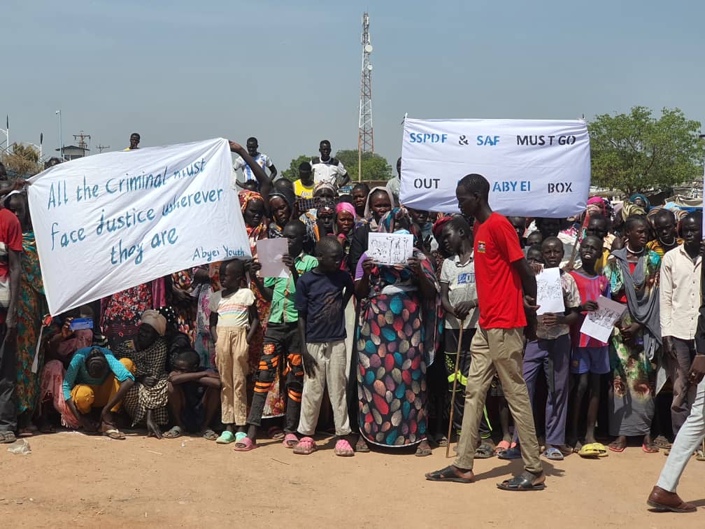 AkolMiyenKuol's tweet photo. Ngok Dinka of #Abyei staged a protest today in Abyei Town against 19 November attacks on two counties. The protesters reiterated calls on #SouthSudan, #Sudan to withdraw troops from the Abyei box. https://t.co/ux5yUEEmwh