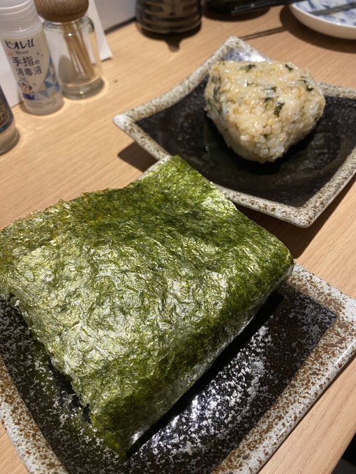 人生初の青ヶ島屋！ 青酎をロックで3杯飲みひんぎゃの塩のおにぎりや魚を頬張りました🍙  久々に青ヶ島を感じる時間でしたな🍶  今度は青ヶ島に行きたいなぁ。。 https://t.co/nqRS7sGA
