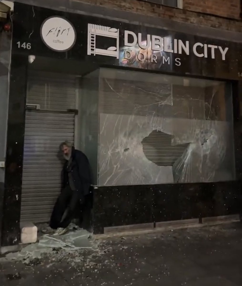 SibhHean's tweet image. A picture is worth a thousand words.
This poor old man, confused among the chaos. 
His Ireland, beautiful Ireland, is well and truly gone!