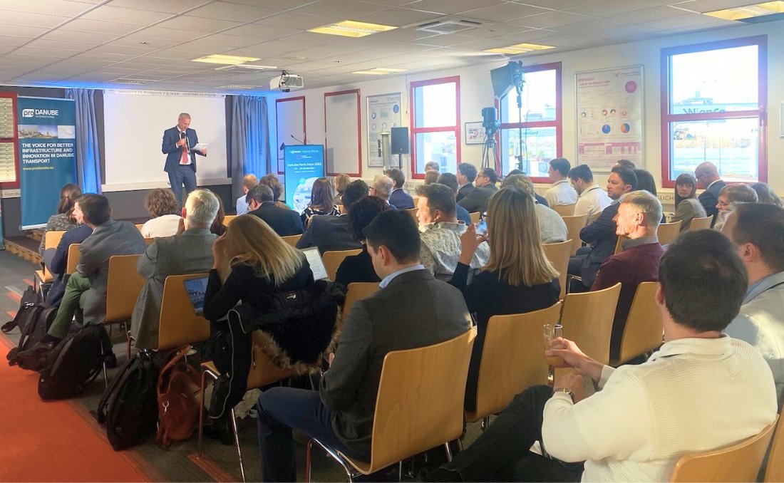 ReNEW_Waterways's tweet image. ReNEW was one of the selected demonstrator projects during the #DanubePortsDays held in Vienna on 23 &amp;amp; 24 November 2023 at thinkport VIENNA - smart urban logistics. 🌍🚢

The event was a great opportunity to discuss the state-of-the-art and the latest innovations in #IWT. 🌱💡