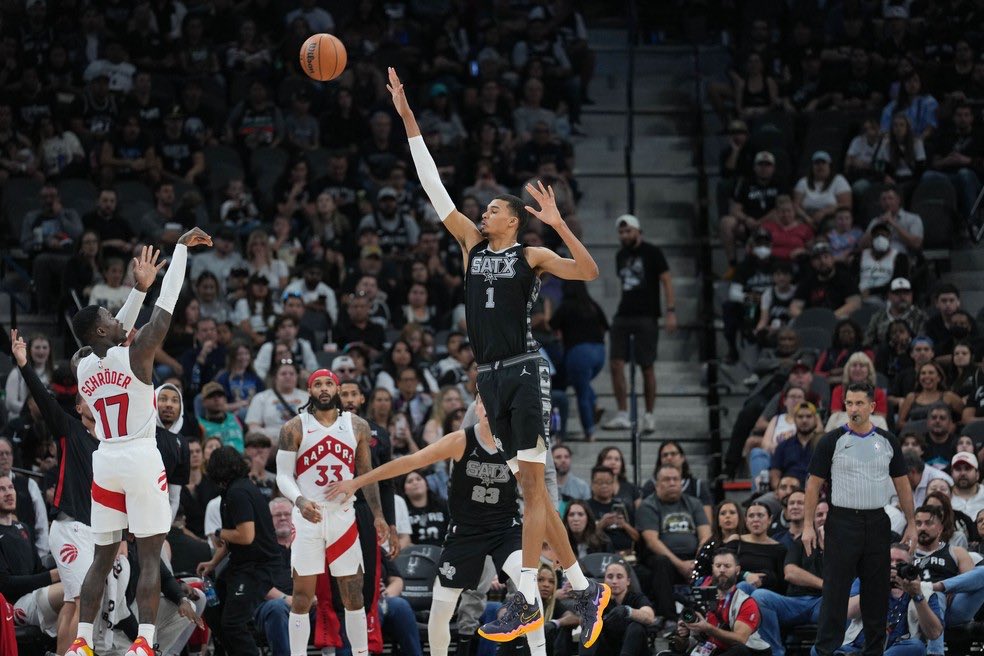 tdatips's tweet photo. Essa lacraia gigantesca já protagoniza a segunda posição em tocos da liga. 
Tendo média de 2.6 tocos por jogo. 

Mas… a análise não para por aí.. 
GSW é um time que chuta a todo tempo, o que de fato pode gerar mais oportunidades para tocos na partida. 

Ainda assim…++++++ https://t.co/JKAfxz1GX0