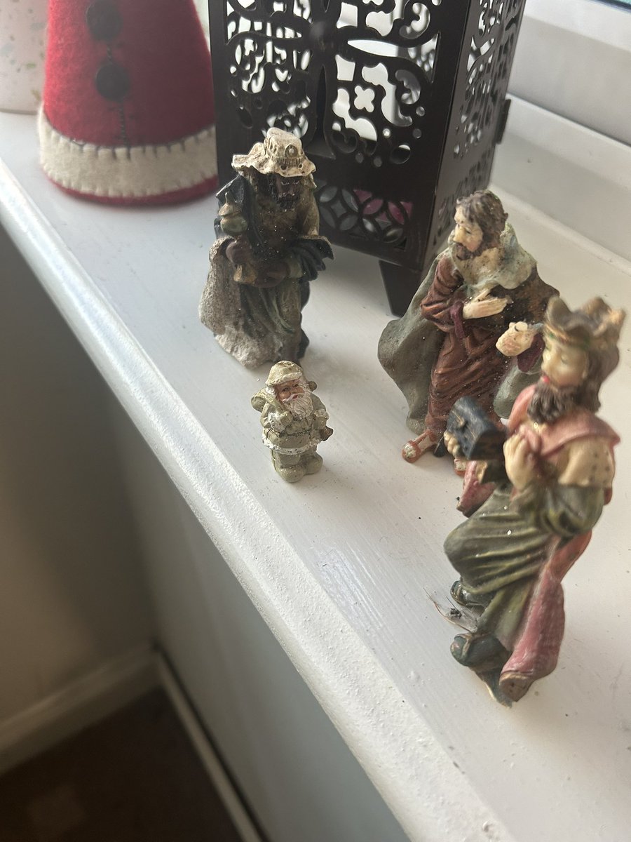 Bec_Connolly11's tweet photo. Due to an a unfortunate incident involving the Baby Jesus. The 3 Wise Men now stand around ‘cake topper Santa’ #JustAnother #ConnollyChristmas https://t.co/s1FfIbonfb
