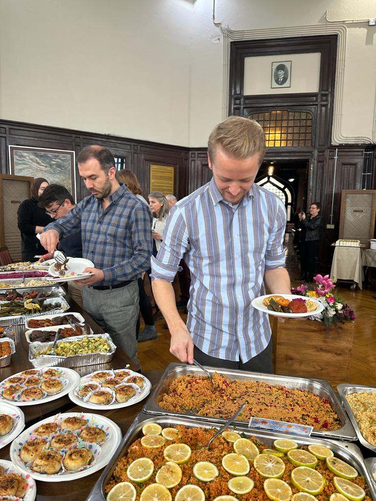 Değerli öğretmenlerimizin 24 Kasım Öğretmen Günü'nü tüm İEL Ailesi olarak hep birlikte kutladık. Aydınlık yarınlarımız için emek veren tüm öğretmenlerimize sonsuz teşekkürlerimizle. 💛🖤
<a href="/IEL1884MEB/">IEL1884MEB</a> <a href="/ieldernegi/">İELDER</a> <a href="/ielevorg/">İELEV</a>