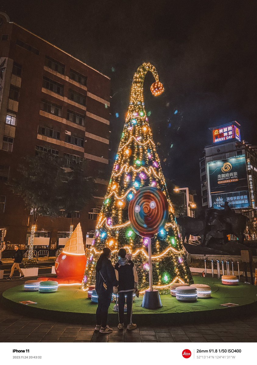 seyotaipei's tweet photo. 我一直以為它是聖誕樹🎄
但樹梢怎麼會是歪的

原來是魔法師的分類帽

我咧 「葛萊分多」🤣🤣🪄

#分類帽 #聖誕樹 #魔法 #maggic #新北歡樂耶誕城
#捷運府中站 #大叔的照片館
#攝影人 #streetphotography 
#人文 https://t.co/dLWhKukLCP