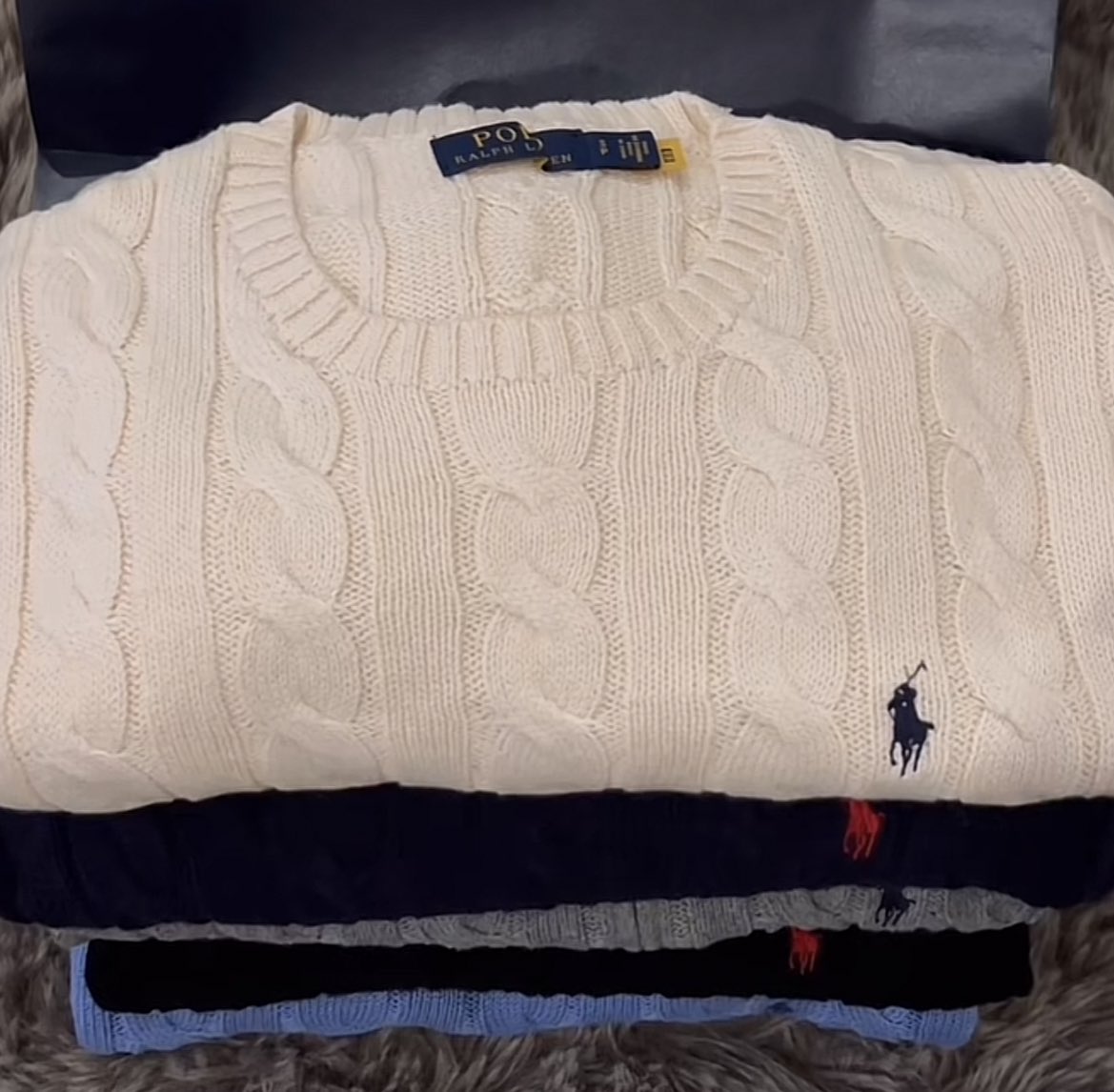 شي إن وش باقي ماسويتو لقيت نفس سويتر بولو  عندهم رقمه :21305852