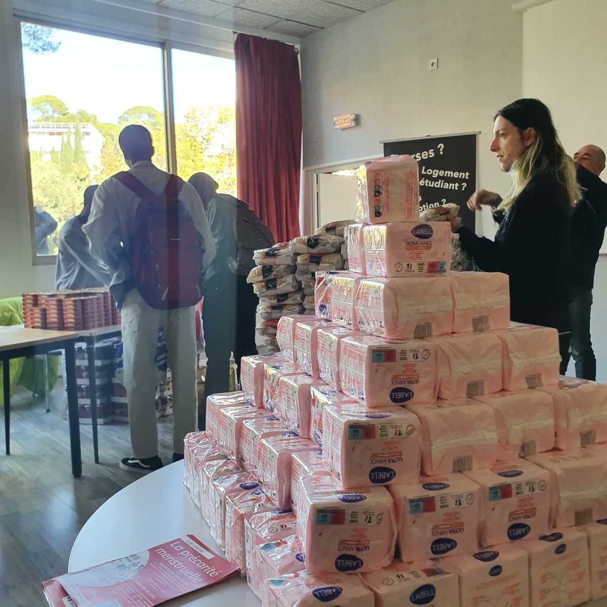 scum34's tweet photo. 🚨Encore une fois le SCUM organise une distribution alimentaire. Cette fois pour plus de 700 étudiants à la cité universitaire la Colombière 

Le gouvernement doit prendre ses responsabilités, plus d'un étudiant sur deux saute des repas ! https://t.co/T38OQcUOHx