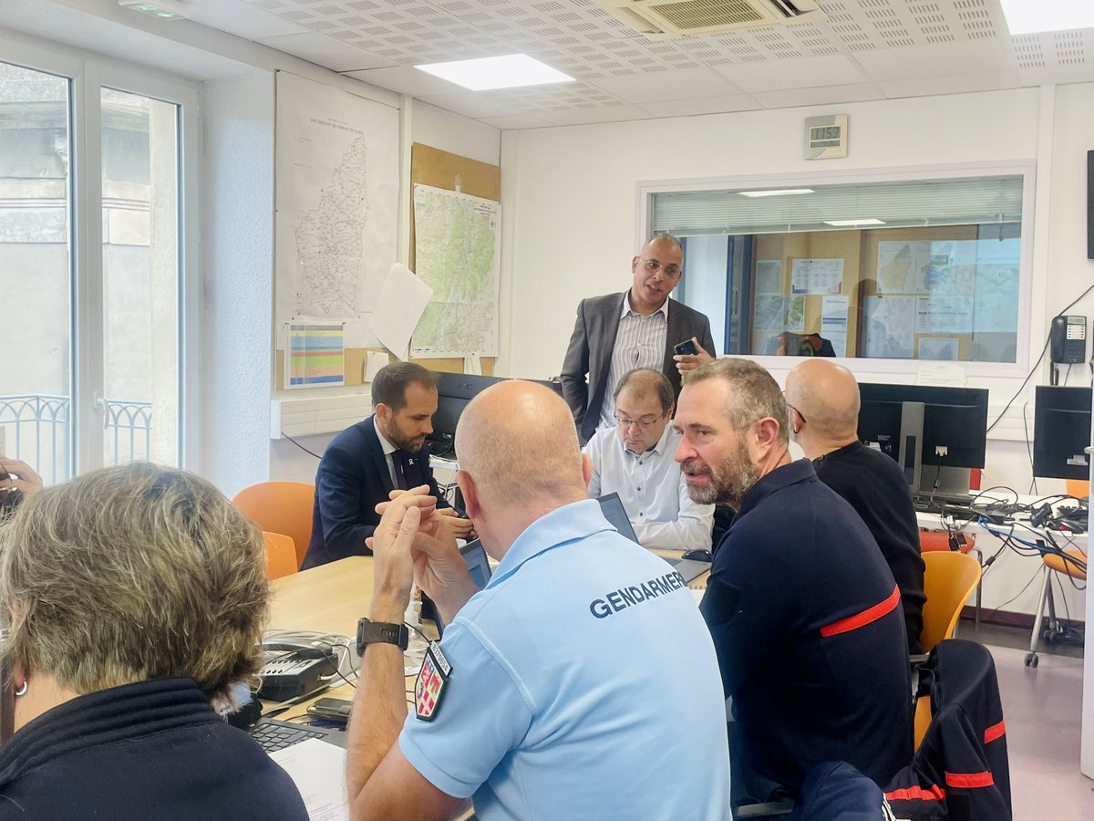 Prefet07's tweet photo. ⚠️ Dans le cadre de l’alerte à la bombe, Isabelle ARRIGHI, secrétaire générale de la préfecture de l’Ardèche, s’est rendue à #Coux et #Flaviac pour rencontrer et échanger avec les forces vives du territoire, les enseignantes et les enseignants.
✅ Toutes les levées de doute ont été effectuées, le COD va pouvoir être désactivé.
🤝 Sophie ELIZEON, préfète de l’Ardèche salue le courage des forces de l’ordre, des sapeurs-pompiers, de tout le personnel de l’éducation nationale, et de tous les élus qui ont réalisé un travail important de sécurisation et d’évacuation.
🙏 Elle remercie solennellement, au nom de l’État, au nom de nos concitoyennes et concitoyens, toutes celles et tous ceux qui ont permis de mettre à l’abris nos enfants, et qui ont veillé à leur sécurité.