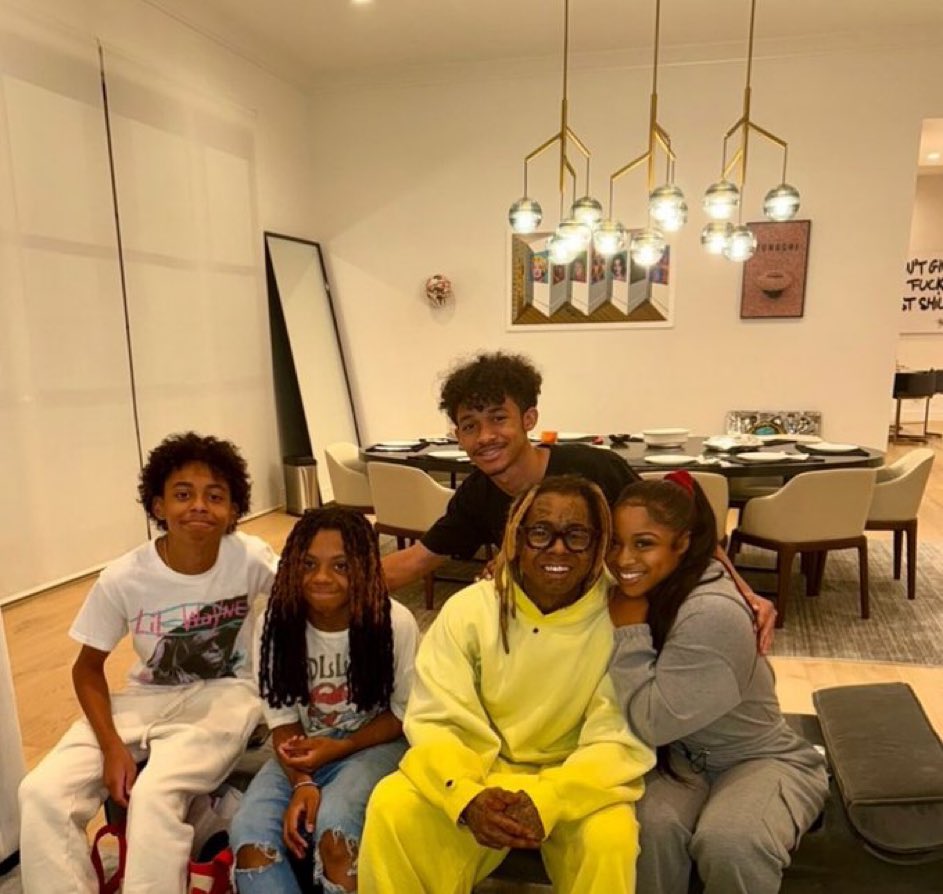 DailyLoud's tweet image. Lil Wayne spending Thanksgiving with his family