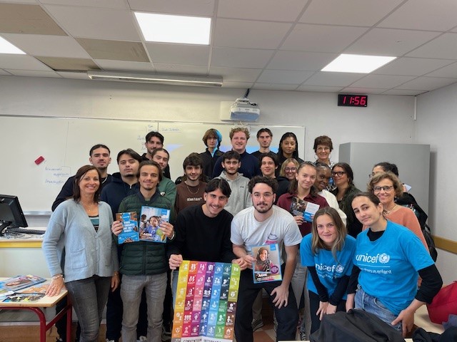 lycee_saliege's tweet photo. Nos étudiants de BTS MCO en plein travail pour la réalisation de la campagne de communication de l'UNICEF.
Très enthousiastes de collaborer avec des associations afin de développer leurs compétences et surtout être utiles à la collectivité.
A suivre... https://t.co/Qpti8pzPHo