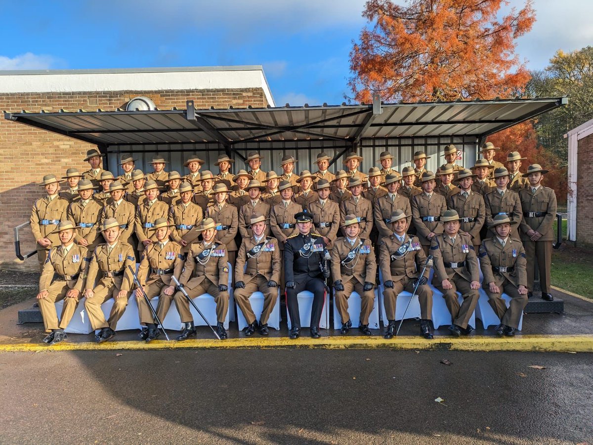 Congratulations to the 42 @QG_SIGNALS soldiers who have just completed their initial training at the Infantry Training Centre Catterick today. A proud moment for everyone involved. @Gurkha_Brigade
