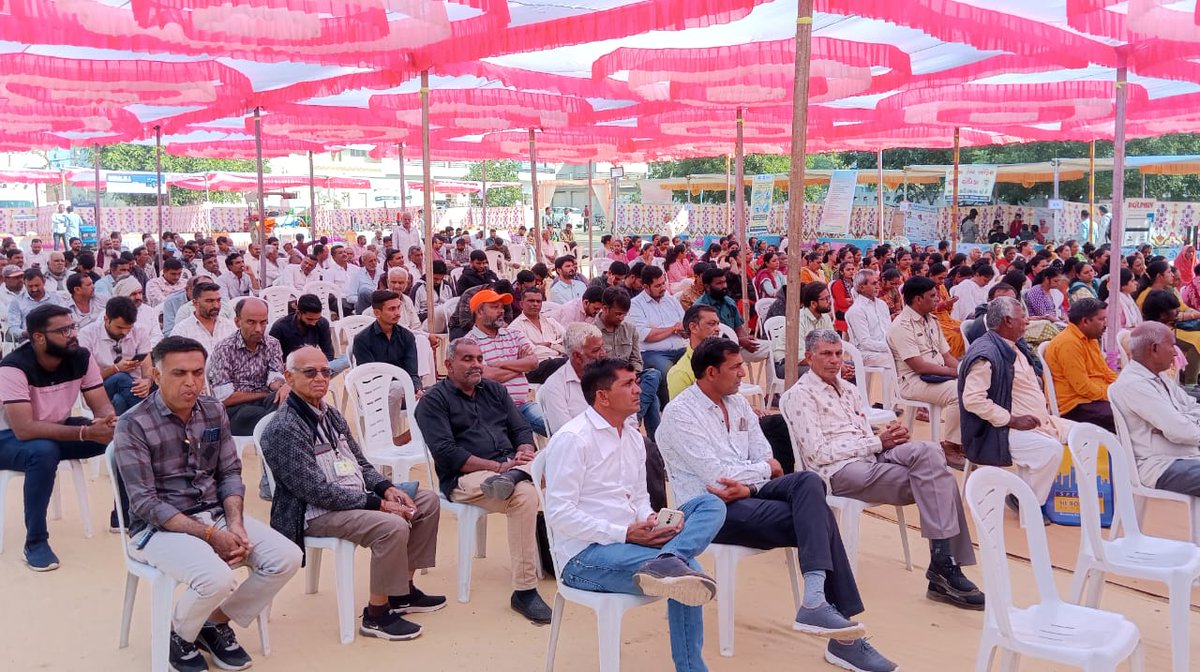 chavdaashvin4's tweet photo. આજરોજ લોધિકા તાલુકાના ખેડૂતોને રવિ પાકો વિશે માર્ગદર્શન તેમજ ખેડૂતલક્ષી વિવિધ યોજનાઓ અને ખેતી પાકો અંગે આધુનિક અને વૈજ્ઞાનિક સમજ મળી રહે  તે હેતુ  રવિ કૃષિ મહોત્સવ નું આયોજન કરવામાં આવ્યું.@RaghavjiPatel @DDORAJKOT1 @CollectorRjt @DaoRajkot @Gramsevak1972 @Guj_Gramsevak https://t.co/GmGvFhRixb