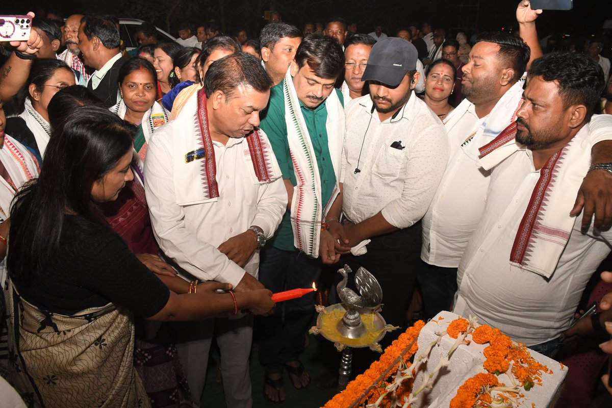 MayorofBBSR's tweet photo. Much-awaited streetlights on the road from Syphon Chhaka to Baliyatra Ground were inaugurated ahead of #Baliyatra festival on the bank of Kuakhai river in the presence of Hon’ble MLA Bhubaneswar North Shri Susant Kumar Rout, Deputy Mayor Smt. Manjulata Kanhar, Standing Committee Chairperson Biranchi Narayan Mahasupakar, local Corporator Smt. Minushree Khuntia and #BMC officials on Friday evening. #BhubaneswarFirst #BMCcares