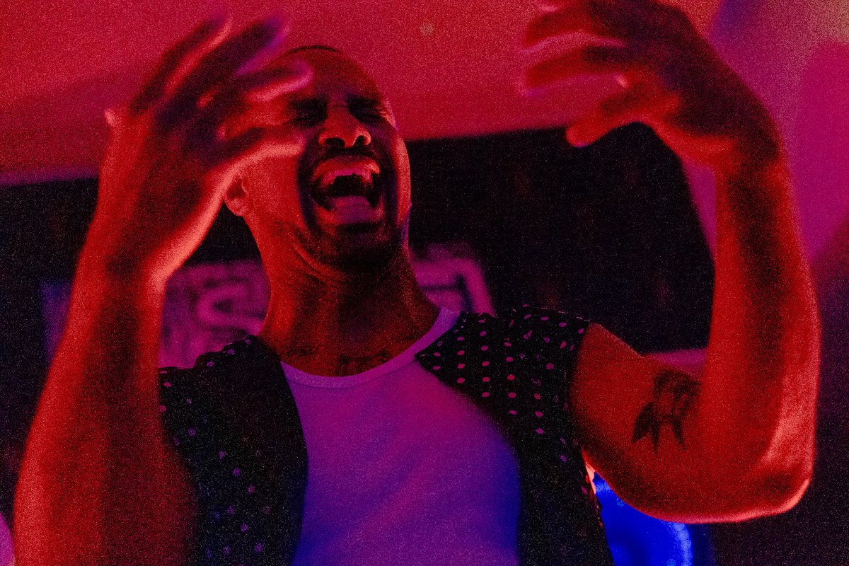 En <a href="/kipferandlover/">KÏPFER & LOVER</a> disfrutamos de la perfo-danza de los artistas Yosbani y Ocaña.
Una performance entre lo estático y lo repetitivo, entre lo dinámico y lo aleatorio. Arte en estado puro con el que pusimos el punto final a nuestro festival #CulturaViva.
Patrocina <a href="/CervezaVictoria/">Cervezas Victoria</a>