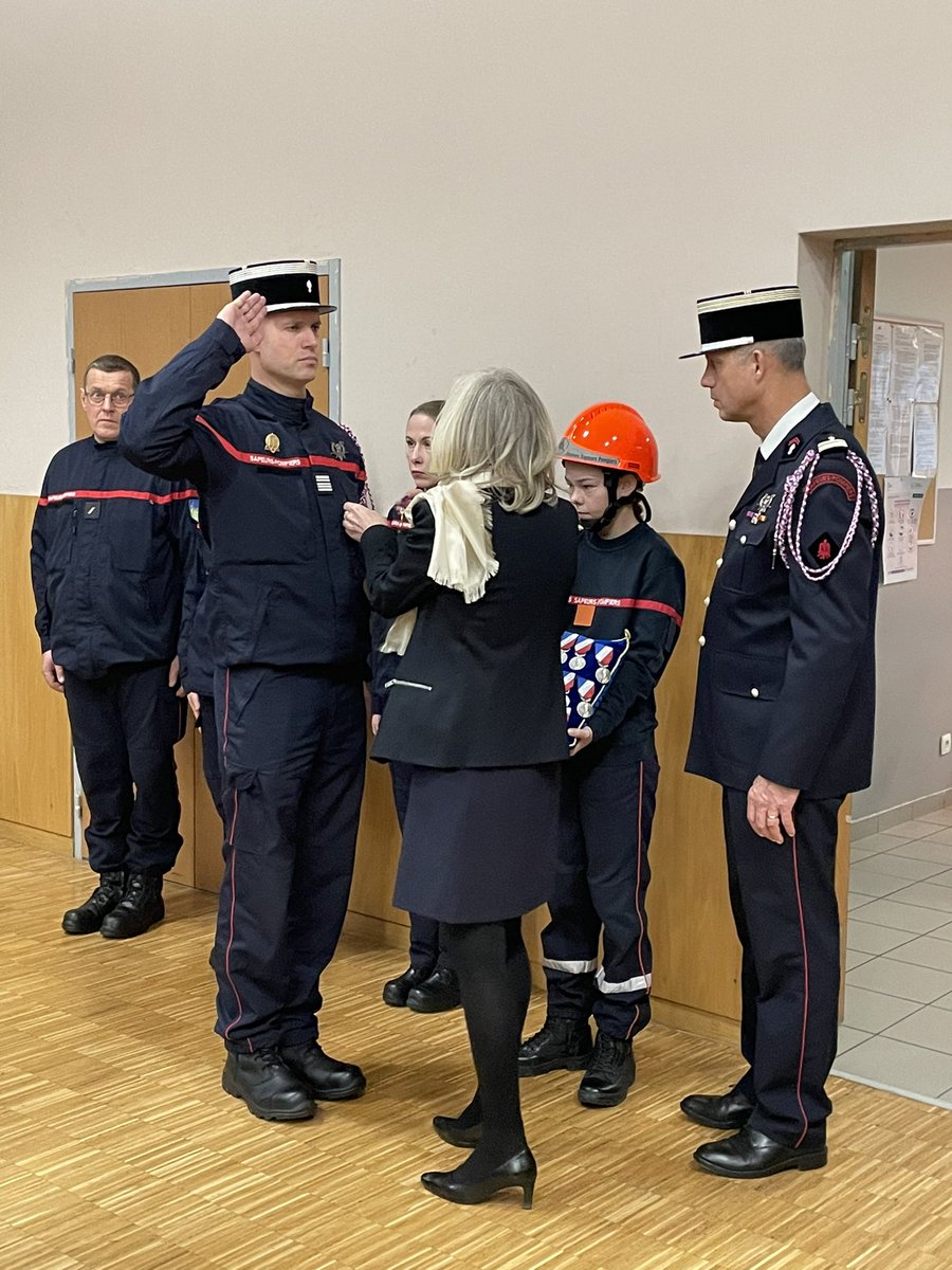 #Feuxdeforets2022🔥 🚒🇫🇷 | remise de la médaille de la sécurité intérieure #FDF aux acteurs des feux de forêts 2022 dont les @PompiersFR du @SDIS39 . Félicitations aux récipiendaires ! 👏🏻 @Rondot_Raphael @CyrilFournier39 @guyon_j @ThomasP70091102 @GregoryAllione @AntoineGrs39