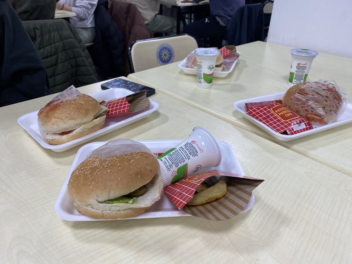 cicibebepaketi's tweet photo. Okul gibi okul be, son vizelerden sonra yemekhanede hamburger ve patates çıkardılar. https://t.co/JhGFmojRph