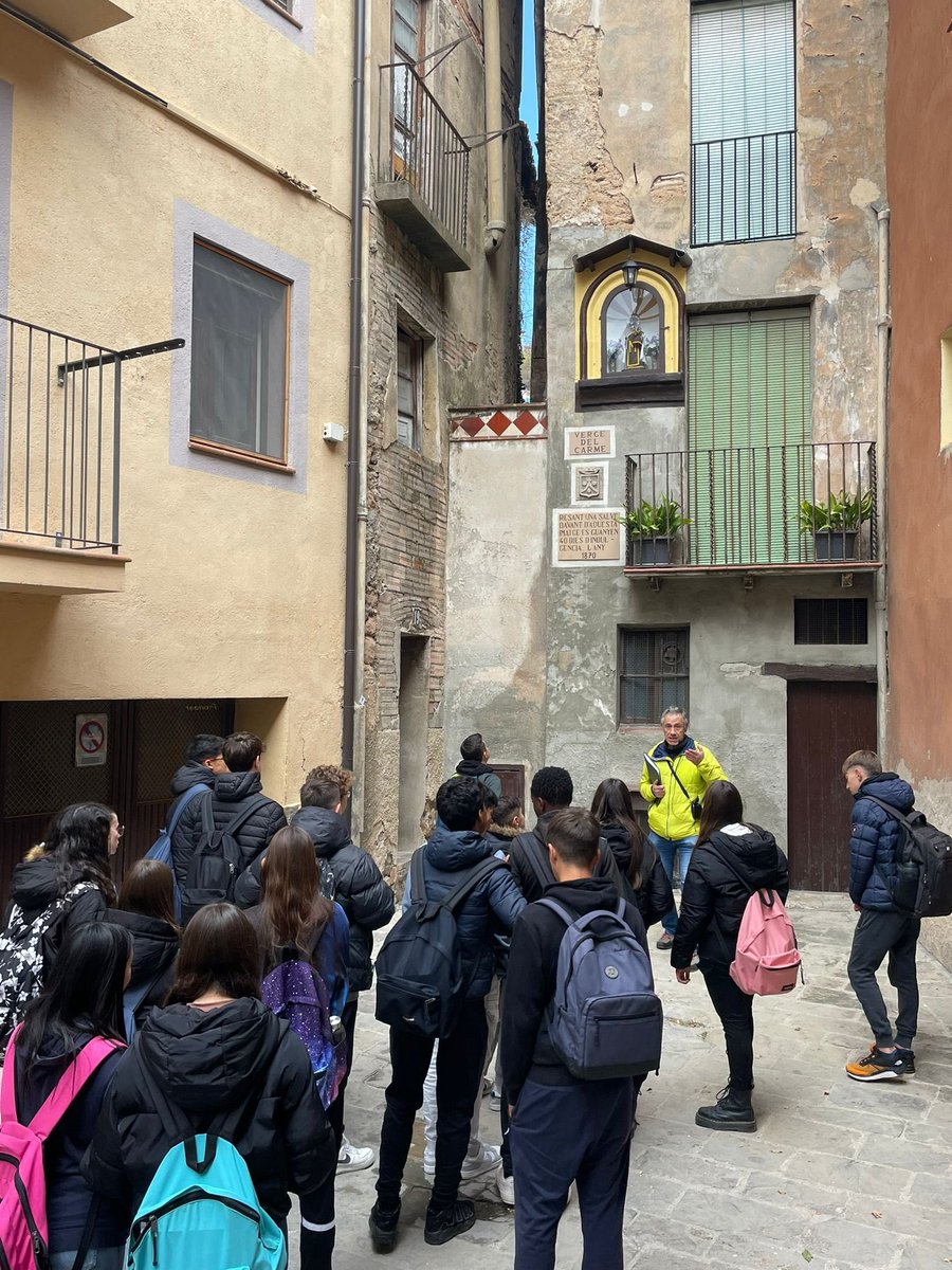 FEDACXarxa's tweet photo. "Un tomb per Berga”, un recorregut que ens va permet explorar principalment el barri antic de la nostra ciutat, oferint-nos una visió detallada de la seva història i les característiques urbanístiques i arquitectòniques.
Gràcies Toni per les descobertes! #Berga #biofedacs https://t.co/uecZhiiu0w