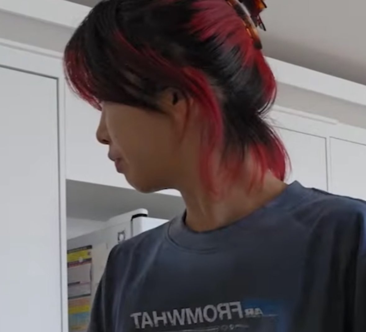 집게핀 머리만 보면 마음이 몰랑해지는 병이 잇음
흑발로도 보고싶다