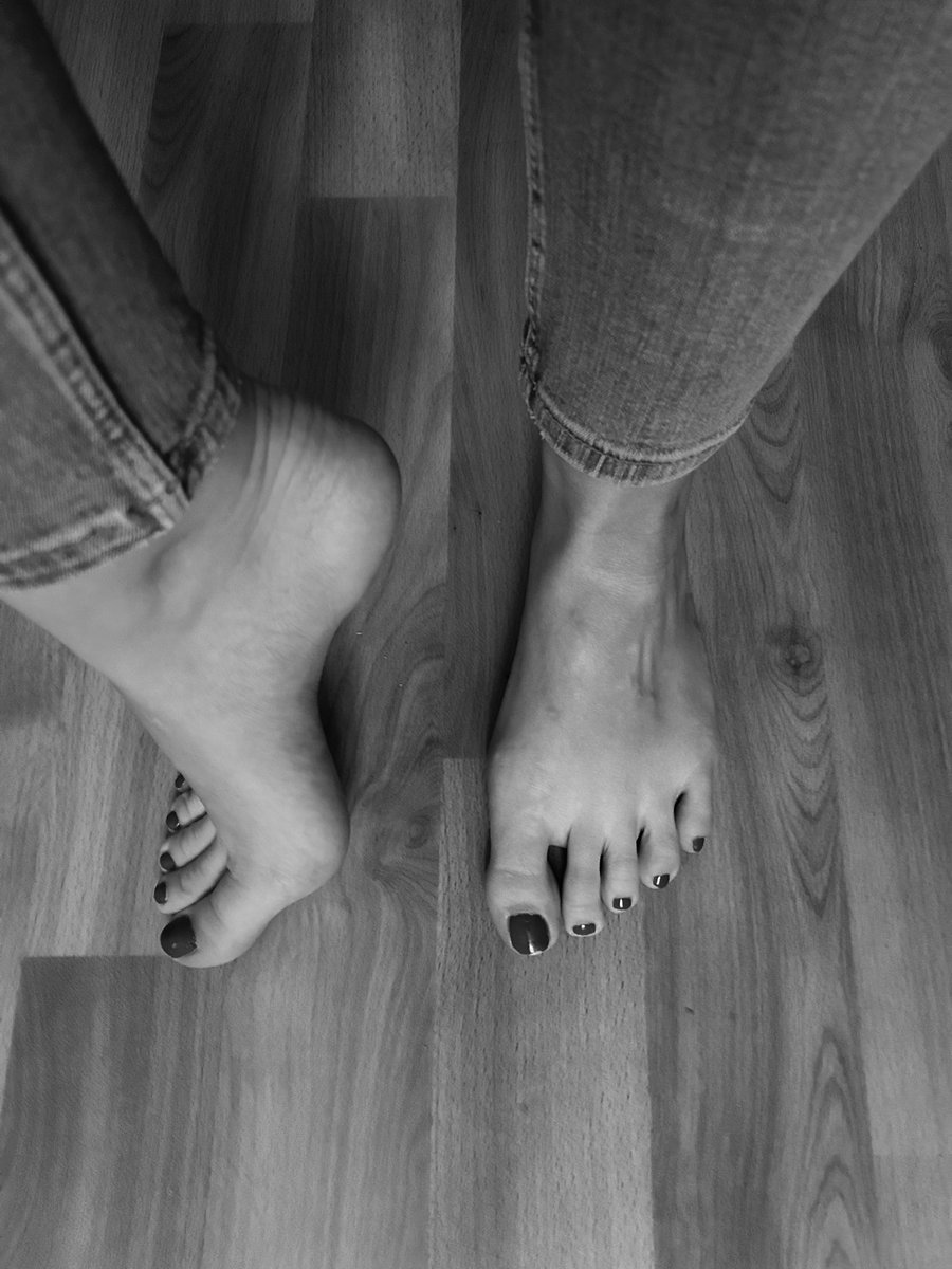 Nle1501's tweet photo. Wer ist der erste und schickt mir 20€? 

Los beeil dich du Loser! 

#herrin #sklave #slave #feet #fussfetisch #zahlschwein #zahlsklave #findom https://t.co/XZwRCOhzSQ