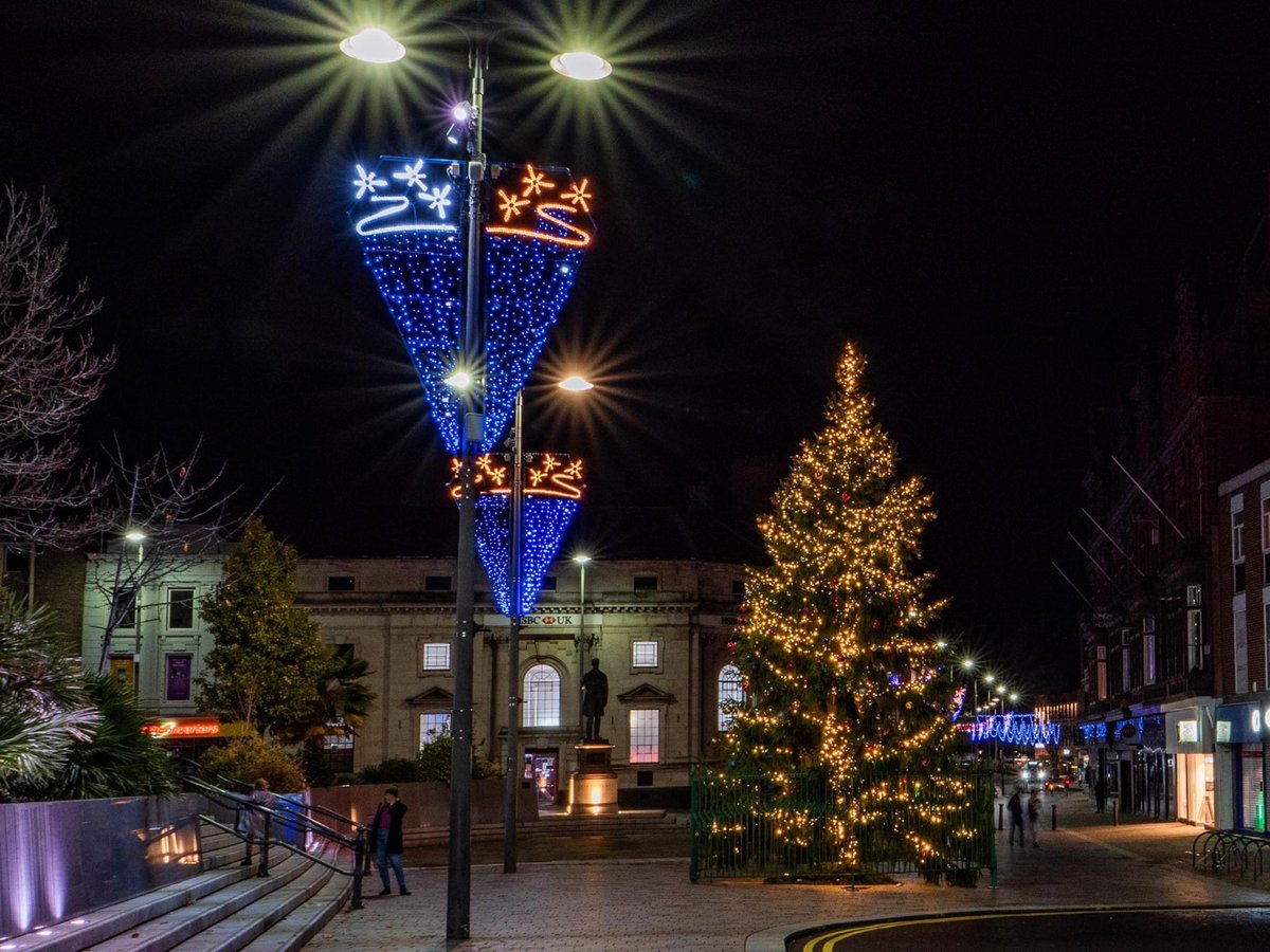 It's beginning to look a lot like Christmas in Darlington 🎄 - 📸photo courtesy of Peter Giroux Images ❤️ #LoveDarlo
