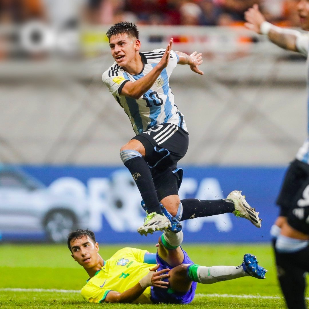 frabigol's tweet photo. Sin contratos millonarios con Nike, sin clausulas infladas de 70M, sin ser inflados por Sudanalytics por ser Brasilero, sin pararse arriba de la pelota y sin no-looks, pero algo juega el Diablito Echeverri, no? https://t.co/rA4h2nKORQ