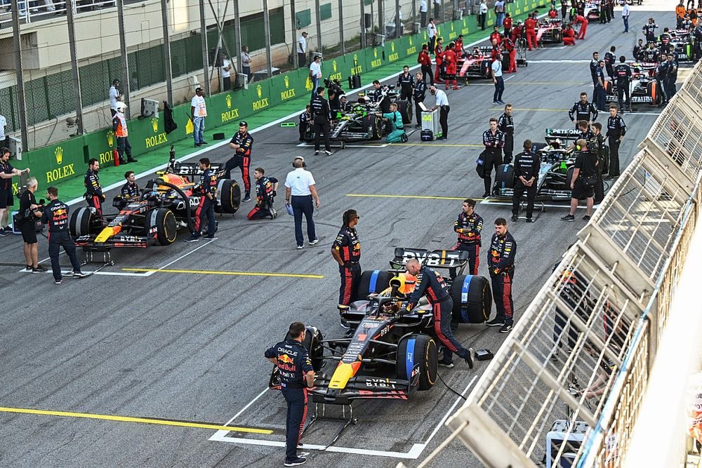 FastestPitStop's tweet photo. ⚠️ | The team principals have reportedly backed a proposal to change the format of sprint races next season to the following:

Friday: FP1 & Sprint Qualifying

Saturday: Sprint & Race Quali

Sunday: Race

Reversing at least some portion of the grid for the Sprint is also being considered.

#F1 #AbuDhabiGP