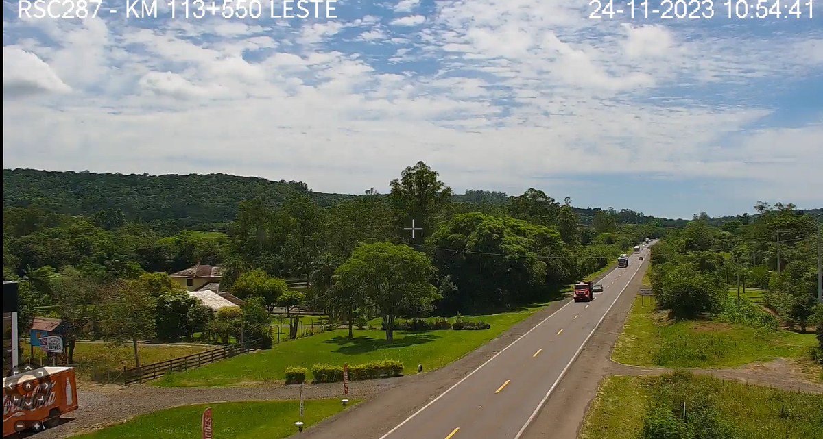 rotadesm's tweet photo. No trecho de Vera Cruz, km 113 da #RSC287, trânsito sem interrupções em ambos os sentidos.
Se precisar, é só ligar 0800 1000 287 📞
#SomosSacyr #SomosRota https://t.co/Xc8SH806mC