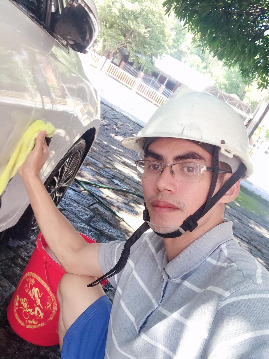 TuyenKing's tweet photo. Khi người đàn ông phải làm công việc của mình: Rửa xe https://t.co/2zvJSW9gKf