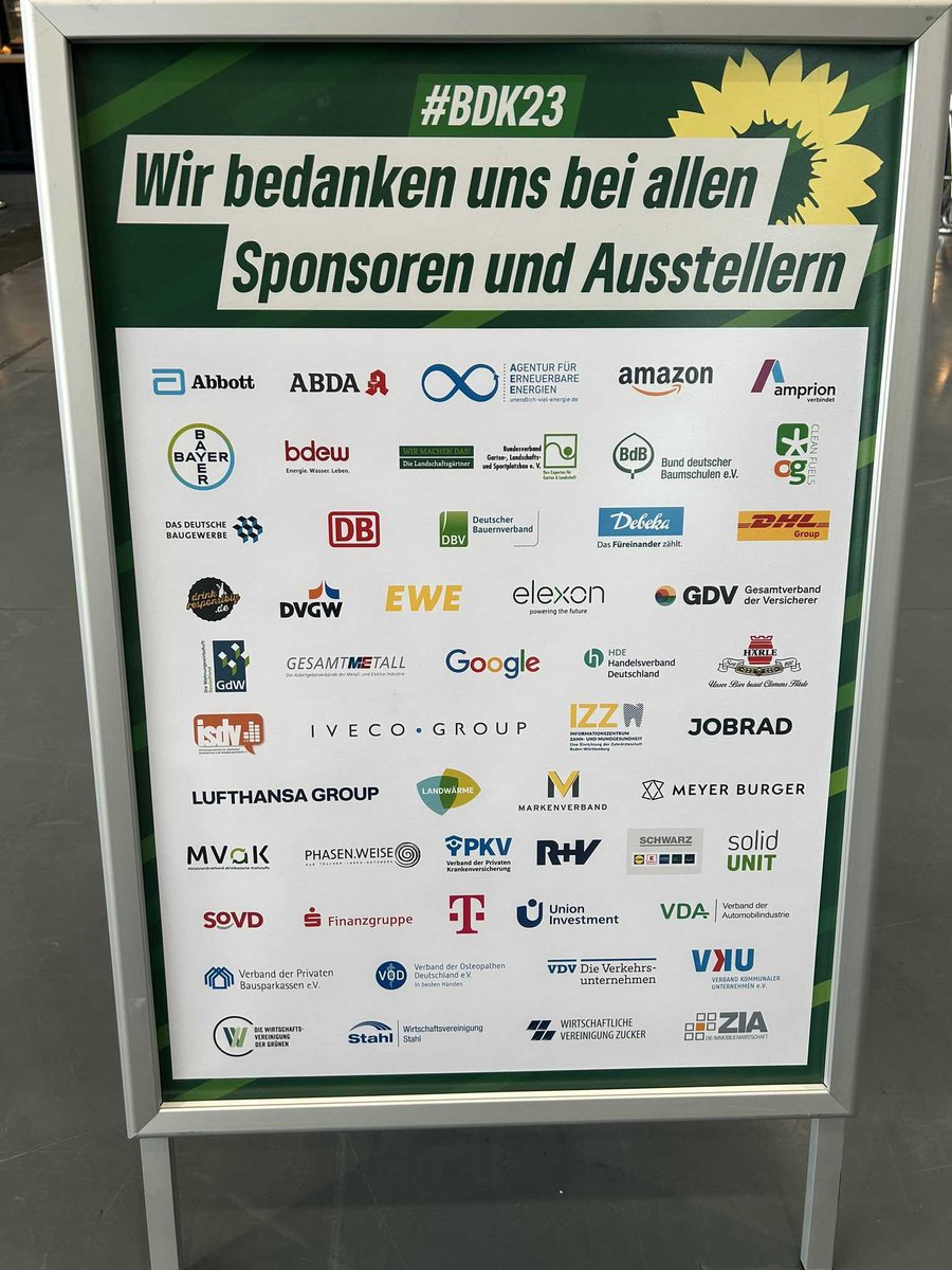 Der Parteitag der Grünen (#BDK23) wird von diesen Konzernen und Verbänden gesponsert. 

Dieses Bild wird derzeit viel diskutiert. Zu Recht, denn dazu gibt es viel zu sagen. Ein 🧵1/X (Bild)