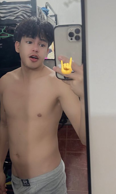 I'm not everyone's favorite but cheers to those who appreciates me.  @JhayyyDeee69 https://t.co/w2Gh