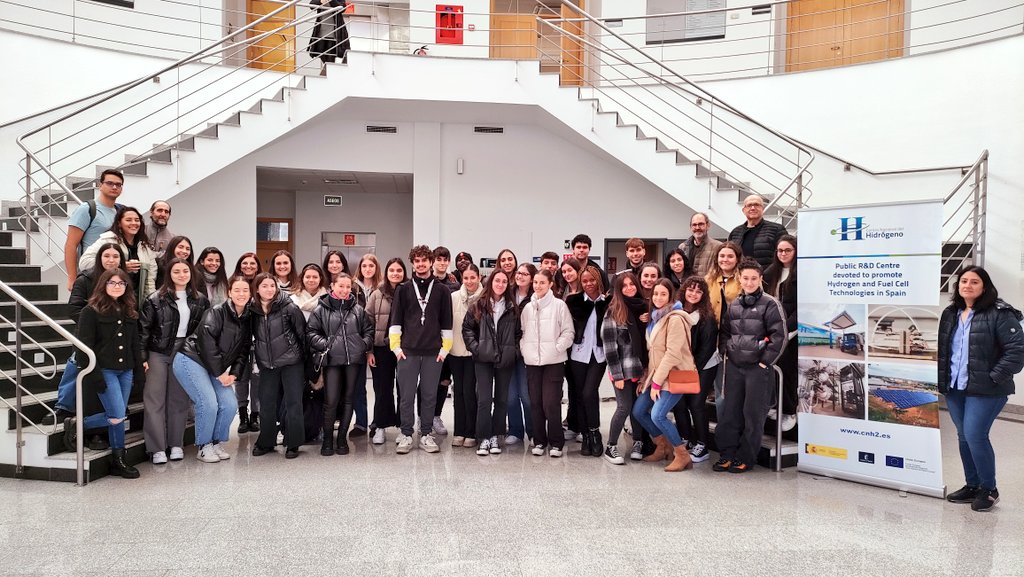 Hoy hemos visitado el Centro Nacional del Hidrógeno <a href="/cnh2_es/">Centro Nacional del Hidrógeno</a> de Puertollano con estudiantes de 2° curso de Química <a href="/FCTQ_uclm/">Facultad CyT Químicas</a>  de las asignaturas de Q. Inorgánica. Gran y necesaria inversión en investigación y desarrollo, en la q participan varios de nuestr@s egresad@s.