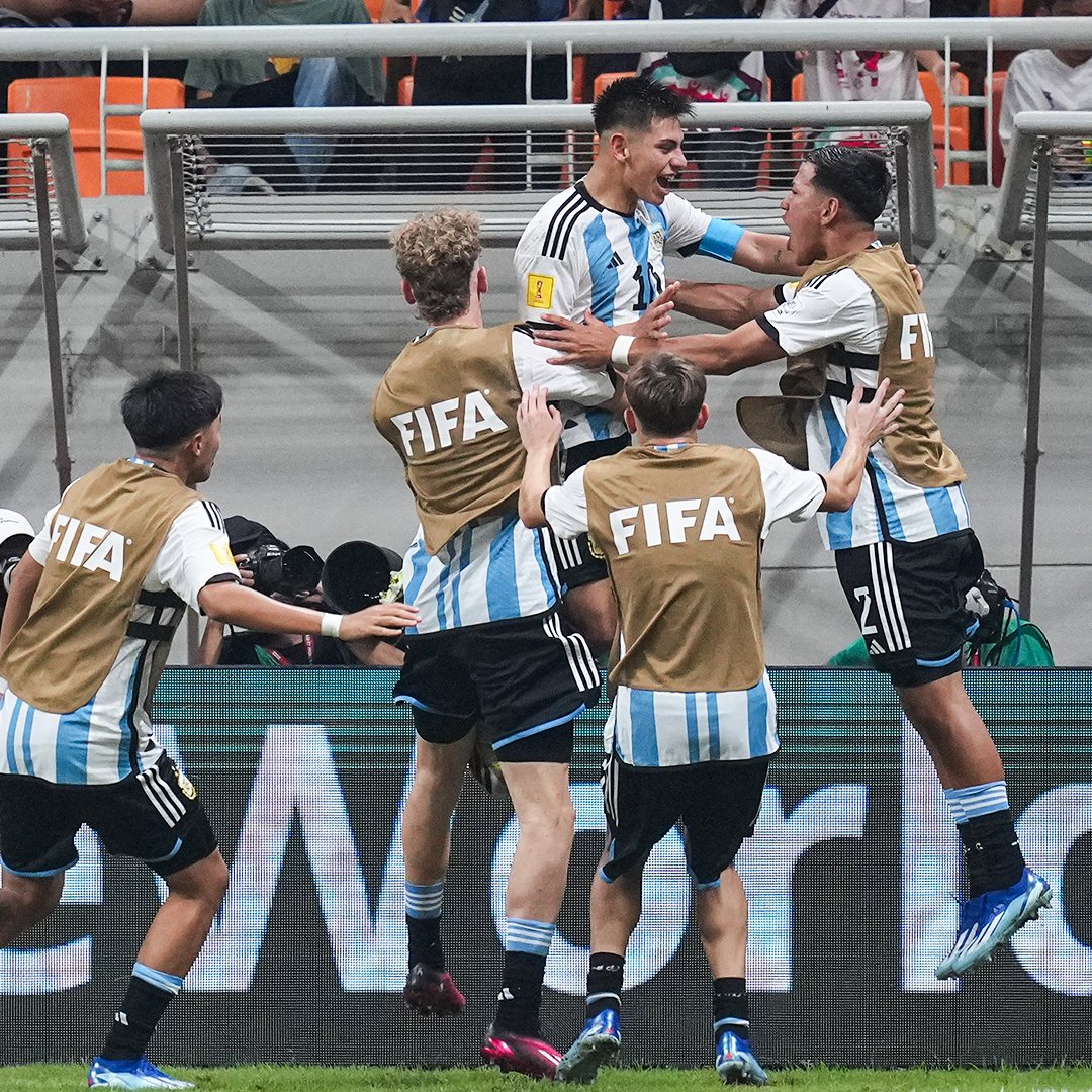 𝐓𝐮𝐞𝐬𝐝𝐚𝐲:
Brazil 0-1 Argentina

𝐅𝐫𝐢𝐝𝐚𝐲:
Brazil U17 0-3 Argentina U17

BIG week 😤🇦🇷