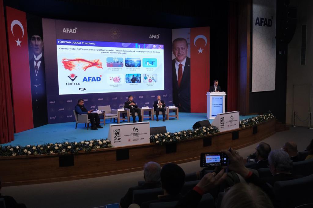 ProfHasanMandal's tweet photo. ✨Daha Güvenli Bir Gelecek Hedefiyle Bir Aradayız!

AFAD tarafından, Ulusal Deprem Araştırma Programı’nın (UDAP) 10. yılını doldurması sebebiyle düzenlenen "2023 UDAP Çalıştayı - On Yılın Ardından Ulusal Deprem Araştırma Programı"na panelist olarak katıldık.

Ülkemizin güçlü kurumları ile iş birliği içerisinde daha güvenli bir gelecek inşa etmek için @Tubitak olarak, @AFADBaskanlik, @MTAGenelMd, @TBB ve Üniversitelerimiz ile birlikte hayata geçirdiğimiz ve örnek bir model olduğunu düşündüğümüz, Türkiye Diri Faylarının Paleosismolojik Özelliklerinin Belirlenmesi Araştırma Platformu'ndan bahsettik.

14’ü yürütücü olmak üzere toplam 22 üniversiteden 100 araştırmacı, 40’ı TÜBİTAK STAR bursiyeri olmak üzere 90 lisans ve lisansüstü öğrencimizin yer alacağı, @TUBITAK_MAM koordinatörlüğündeki proje sonucunda, nüfus yoğunluğuna sahip bölgelerde, olası yıkıcı depremlere karşı yerleşim alanlarının uğrayacağı deprem zararlarını en aza indirmeyi, kurumların veri tabanlarını geliştirmeyi ve Türkiye Deprem Tehlike Haritası'nı güncellemeyi hedeflediğimizi belirttik.

Afetlerle mücadele için bütüncül bir bakış açısı ile hareket etmenin gerekliliğine değinerek, yalnızca afet sonrası değil afet öncesi araştırmaların da bu kapsamda çok büyük önem taşıdığının altını çizdik.

Bireysel çabalardan öte kolektif bir çaba ile bir araya gelen araştırmacılarımızın çalışmalarının çok kıymetli sonuçlar ortaya koyacağından eminiz.

Ülkemizin karşı karşıya kaldığı afetlere çözüm üretmek için dün ve bugün olduğu gibi gelecekte de çalışmalarımızı sürdürecek, #BilimleBirlikteBaşaracağız!