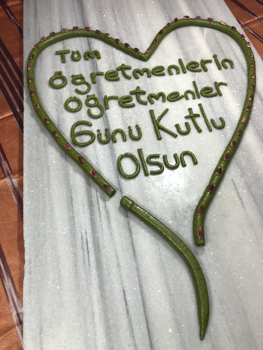 Dünyanın her yanında öğretmenler, insan topluluğunun en fedakar ve değerli varlığıdır. Gününüz kutlu olsun.📚✏️🌹
.
.
.
#öğretmenlergünü #öğretmen #ogretmenlergunu #öğretmenlergünühediyesi