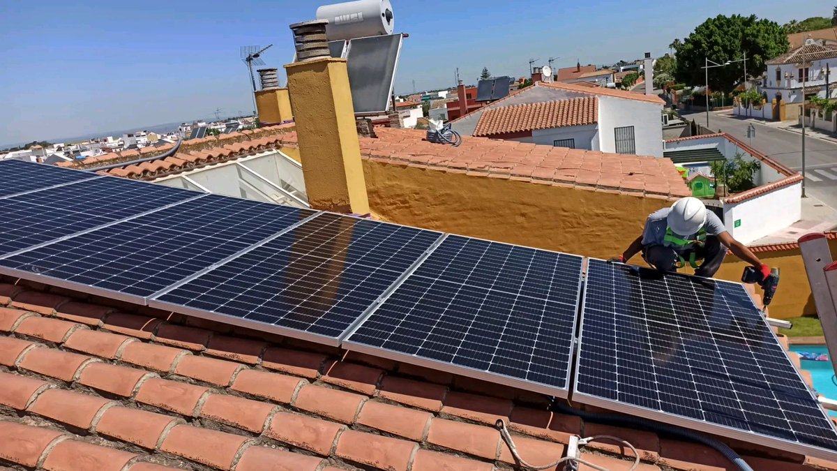 ¿Cuáles son los números del #autocosumo en una vivienda? Con una inversión media de 6.646 euros, ayudas de los fondos Next Generation de unos 3.000 euros y puedes conseguir un ahorro anual de 856 euros en la factura de la luz!   buff.ly/40QlZgM. 💡🏠🔎💰♻️ #Edificacion