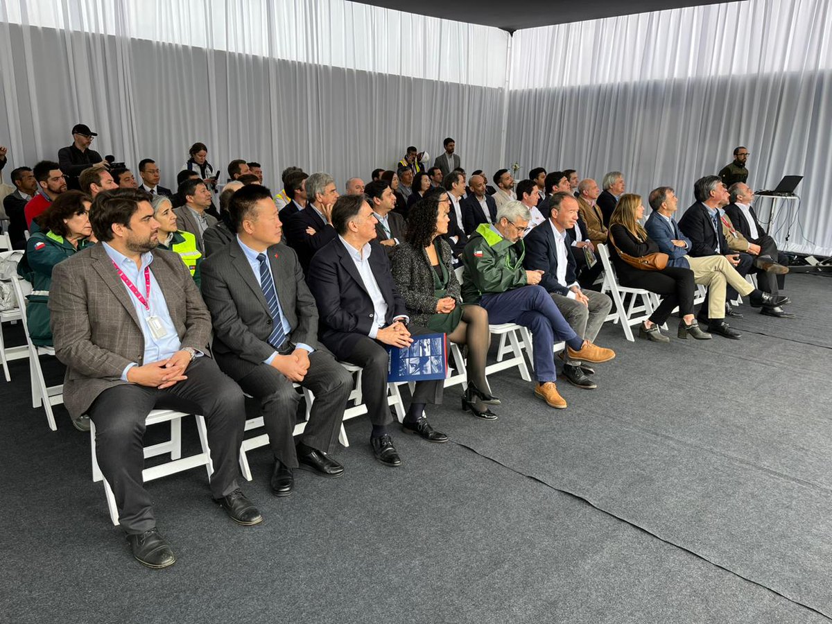 mundomaritimo's tweet photo. Mauricio Carrasco, presidente del directorio de #STI , en una ceremonia especial, da el vamos a la ##Temporada de #Cerezas 2023 que contempla un total de 15 embarques. #SaamTerminals @elpuertodechile #MundoMaritimo https://t.co/gVsrj5SN8s