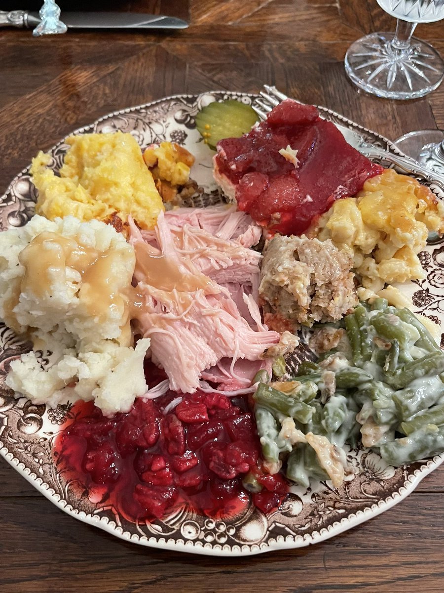 ApheleleJody's tweet photo. Americans Thanksgiving plates look like a cat’s vomit 😭😭😭 https://t.co/MDS5NrV6Tr