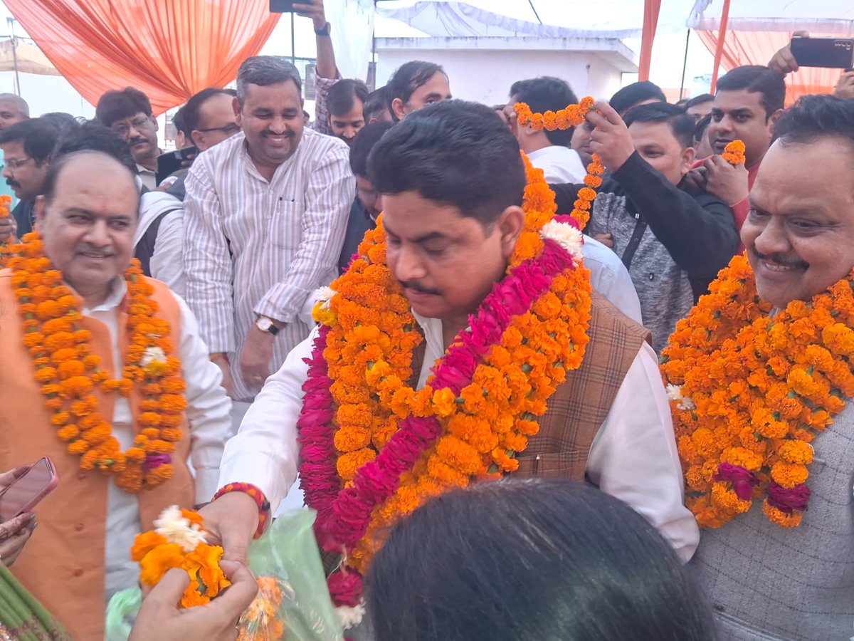 SANATKUMARUPPSS's tweet photo. UPPSS के प्रदेश अध्यक्ष पर
@DrDCSHARMAUPPSS महामंत्री पद पर @SanjaySnghUPPSSसहित सभी पदाधिकारीगण को निर्वाचित होने पर हार्दिक बधाई एवं शुभकामनाएं.
सभी पदाधिकारी शिक्षक हित में संघर्षरत रहकर कीर्तिमान स्थापित करें
@Sanat_Kr_Singh @SANATKUMARUPPSS https://t.co/gyrdEhgwdM