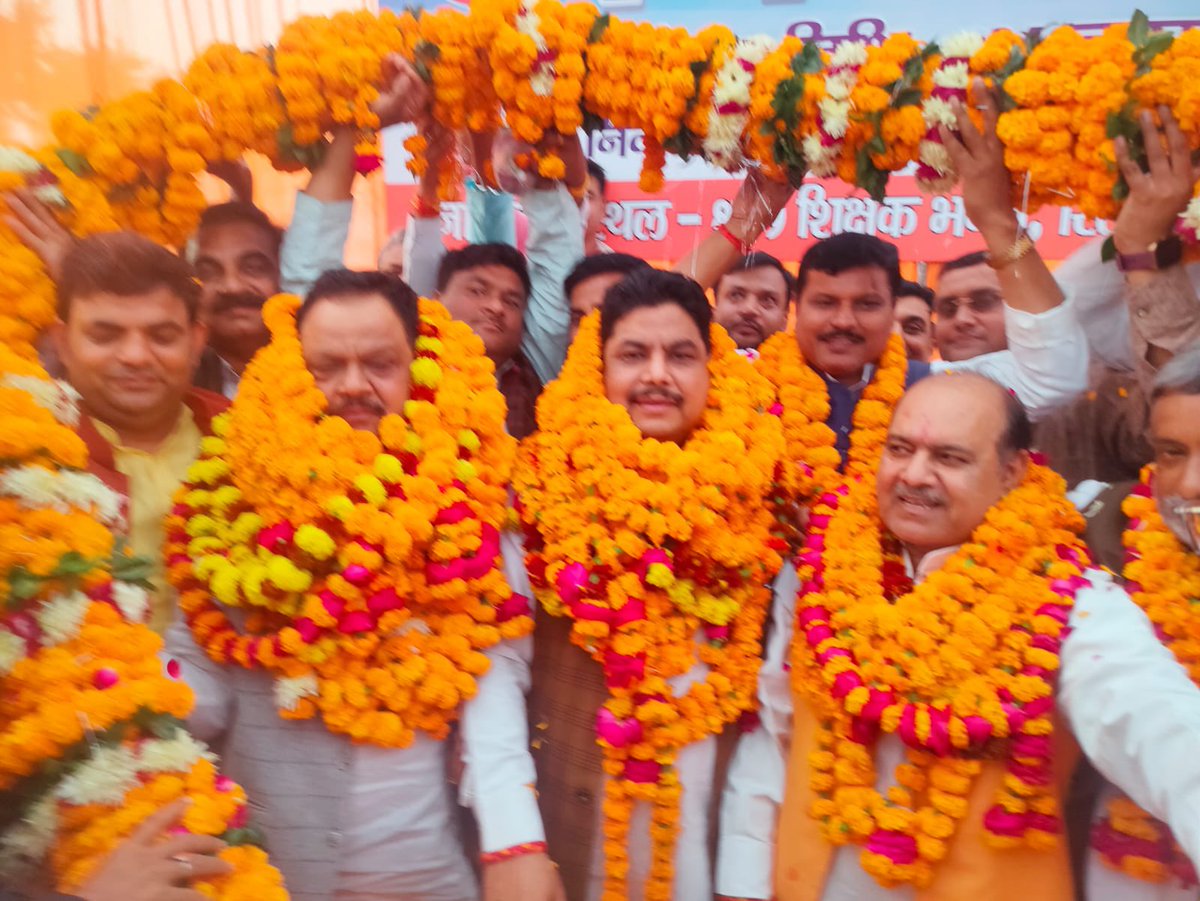 SANATKUMARUPPSS's tweet photo. UPPSS के प्रदेश अध्यक्ष पर
@DrDCSHARMAUPPSS महामंत्री पद पर @SanjaySnghUPPSSसहित सभी पदाधिकारीगण को निर्वाचित होने पर हार्दिक बधाई एवं शुभकामनाएं.
सभी पदाधिकारी शिक्षक हित में संघर्षरत रहकर कीर्तिमान स्थापित करें
@Sanat_Kr_Singh @SANATKUMARUPPSS https://t.co/gyrdEhgwdM